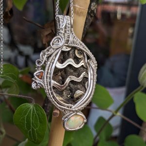 Pendentif Ammonite Pyrisée, Opale Welo, Tourmaline orange et Argent Massif