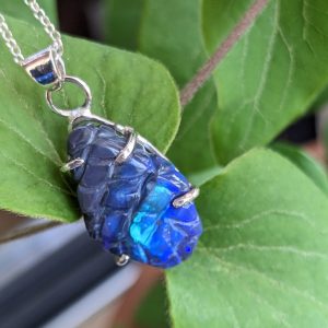 Pendentif Opale noire sculptée et Argent Massif